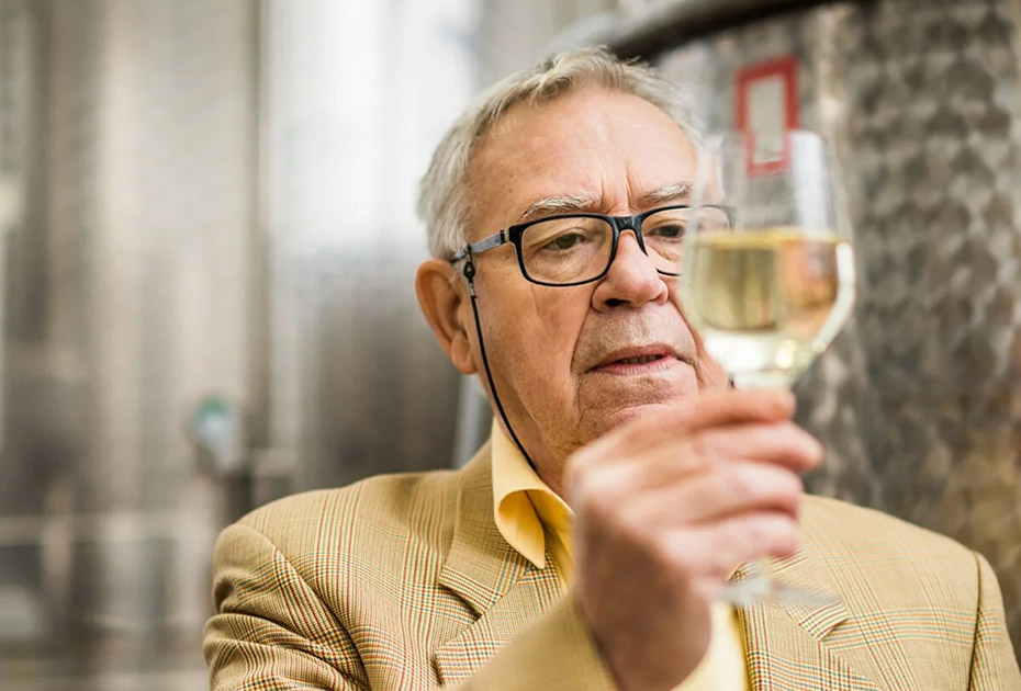 Disti-Man-inspecting-white-wine